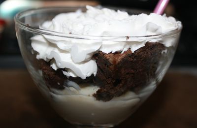 idée dessert brownie crème vanille et chantilly