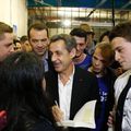 Nicolas Sarkozy parmi ses jeunes supporters enthousiastes