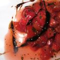 Salade coup de coeur: fraises, tomates cerise, basilic & caramel de balsamique