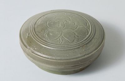 Celadon box and cover with incised peony design, Yue ware, Northern Song dynasty, 11th century