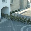 Militaires qui parade dans la cour de l'école 