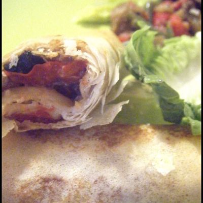 Brick aux poivrons, olives noires et raisins secs