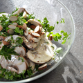 Salade de champignons et sauce crémeuse au citron