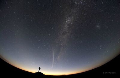 Au centre de la croix de lumière s’élève l’Axe du Monde