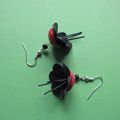 Boucles d'oreilles: fleur noire et rouge