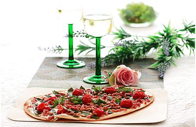 Tarte flambée pois gourmands, tomates cerise, lardons, pignons de pin, basilic