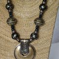 collier médaillon en métal vieux bronze, puis perles résine,bois et métal
