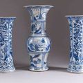 CHINE - Vase de forme balustre en porcelaine blanche à décor en bleu - XVIIIe siècle