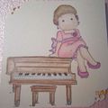 Petite fille assise sur un piano