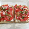 Ciabatta au chèvre frais, tomates, olives, oignon blanc et basilic