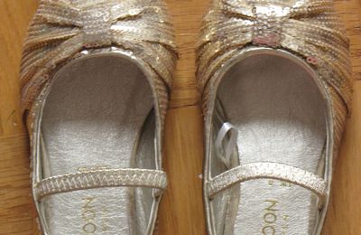 Chaussures à mini sequins dorés - Monsoon - pointure 25 - NEUVES - 5 euros - RESERVEES -