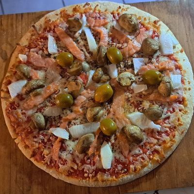 Pizza au saumon et champignons aux olives vertes et oignon nouveau