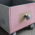 DIY récup - une caisse à roulettes customisée à la bombe de peinture