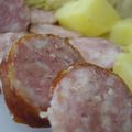 Saucisses fumées au chou frisé.