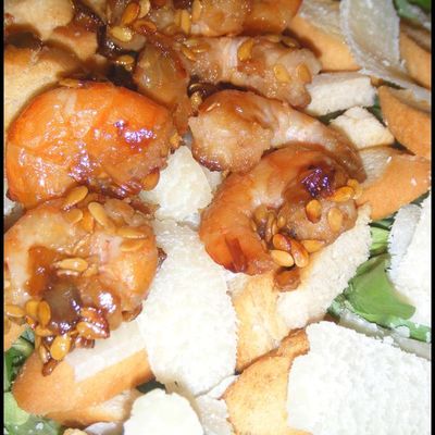 Salade de filles : mâche, crevettes sautées au miel et copeaux de parmesan