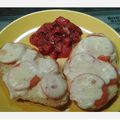 Pain au lait "perdu" tomate-mozzarella, compotée de fraises au sirop d'érable et à la menthe 