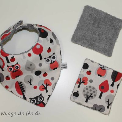 Bavoir gris et ses débarbouillettes