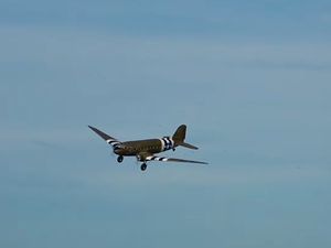 Un Douglas C47 aux décorations du débarquement de Normandie.