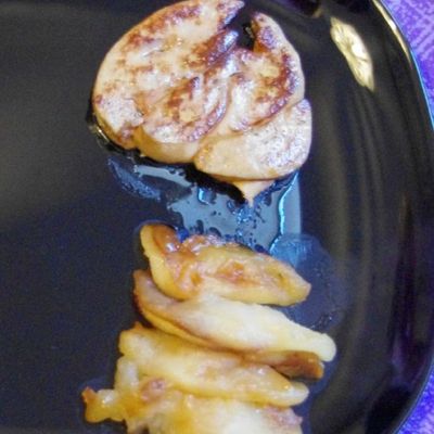 Foie gras poêlé aux pommes caramélisées
