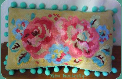 SPRAY FLOWER CUSHION 