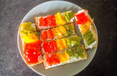 Toasts au chèvre frais et trois poivrons