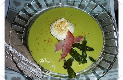 recette "light" du jeudi: Une ile flottante d'asperges vertes, chips de bacon....Délicieux velouté!