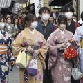 Covid-19 : les Japonais baissent prudemment le masque