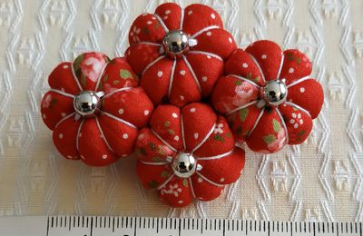 ♥ ROSALIE ♥ Barrette aux 4 fleurs en tissu rouge fleuri