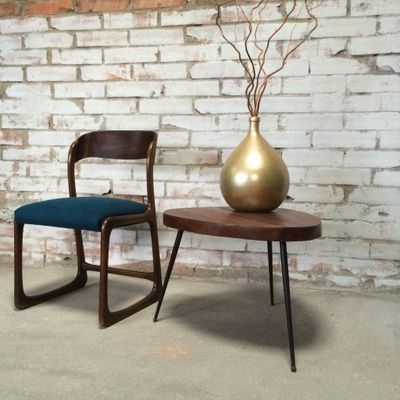 Table basse tripode sur talons aiguilles