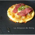 Tartelette fine aux Pommes, Magret fumé et Rocamadour