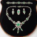 Parure en or gris, émeraudes et diamants