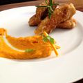 Aiguillettes de poulet en panure parfumées au romarin et purée de carottes nouvelles à l'orange