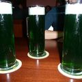 Et même qu'ici, et ben y a de la bière verte !
