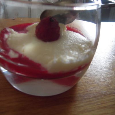 Mousse au chocolat blanc sur coulis de framboises au citron vert