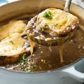 Des oignons, du miel, des amandes et de la cannelle: soupe à l'oignon très Renaissance