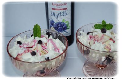 COUPE GLACEE MYRTILLES, MERINGUE, GLACE VANILLE, CHANTILLY ET SIROP DE MYRTILLES EYGUEBELLE