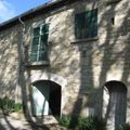 FACADE DE LA MAISON DONNANT SUR UNE RUE PEU