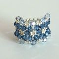 Bague anneau bleue avec des motifs fleurs en perles de cristal