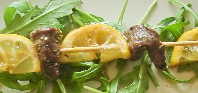 Brochettes de boeuf mariné et son citron