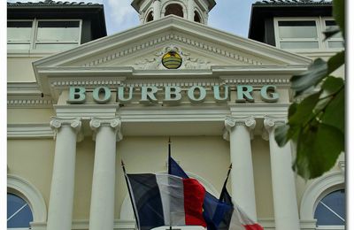 BOURBOURG : La façade de l’hôtel de ville ... 