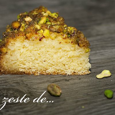 Un zeste de... gâteau extra moelleux en croûte de pistache, au sirop citronné