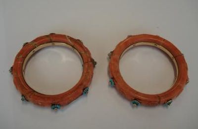Deux bracelets en corail à inclusion de petites pierres. Début du XXe s. 