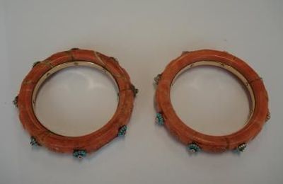 Deux bracelets en corail à inclusion de petites pierres. Début du XXe s. 
