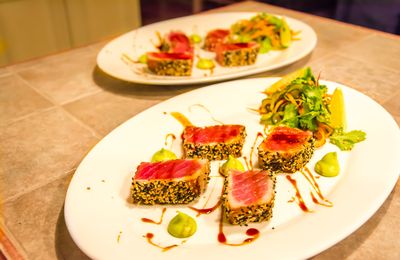 Tataki de Thon, Mousse d'Avocat, Réduction de Soya et Salade Asiatique 