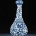A rare and finely painted late Ming blue and white 'dragon and phoenix' garlic-headed vase, suantouping. Wanli 