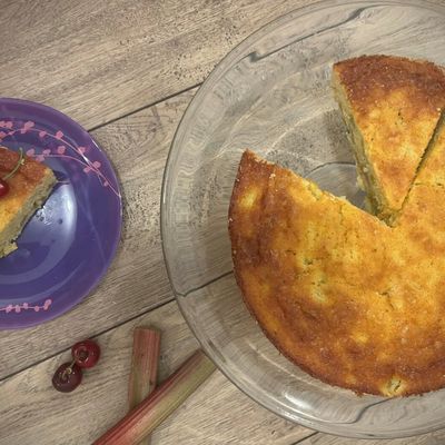 Gâteau à la rhubarbe et aux cerises