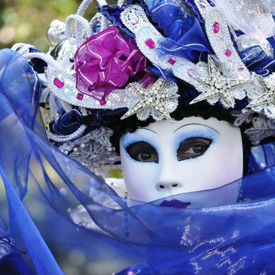 COSTUMES AU FESTIVAL MONDIAL DE LA ROSE 