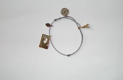 bracelet en lien fin gris avec une tour Eiffel