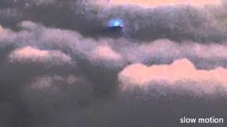 Un incroyable Ovni dans les nuages 
