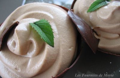 Mousse chocolat au lait-gingembre en coque de chocolat noir